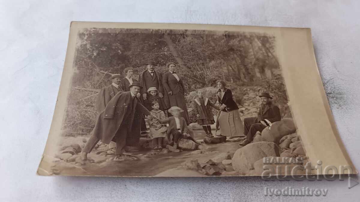 Φωτογραφία Άνδρες γυναίκες και παιδιά στο ρεύμα