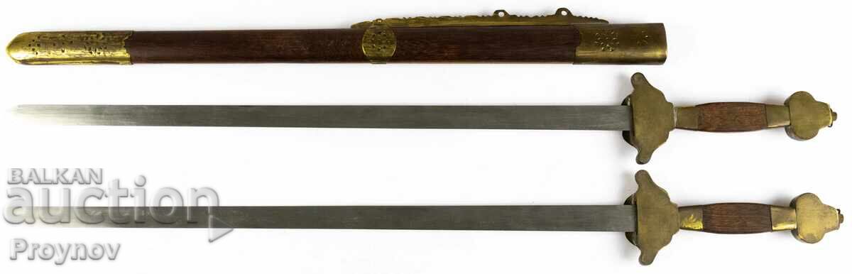 Μαγικό κινεζικό διπλό σπαθί (shuang jian), 16ος-19ος αιώνας με τιμή € 700.00 | 1369.08 BGN Μαγικό κινεζικό διπλό σπαθί (shuang jian), 16ος-19ος αιώνας με τιμή € 700.00 | 1369.08 BGN