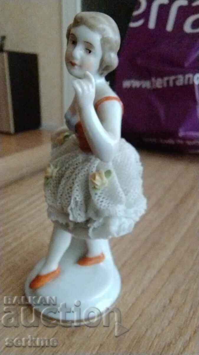 Porcelain figure with price € 10.00 | 19.56 BGN