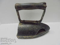 No. 8565 Old cast iron iron with an internal heating plate