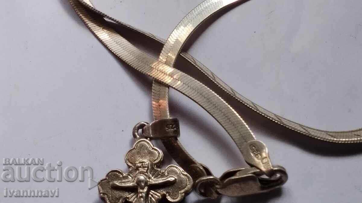 Licitație Cruce din argint cu lanț plat elegant și marcaje Licitație Cruce din argint cu lanț plat elegant și marcaje