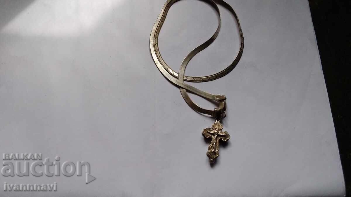 Cruce din argint cu lanț plat elegant și marcaje Cruce din argint cu lanț plat elegant și marcaje