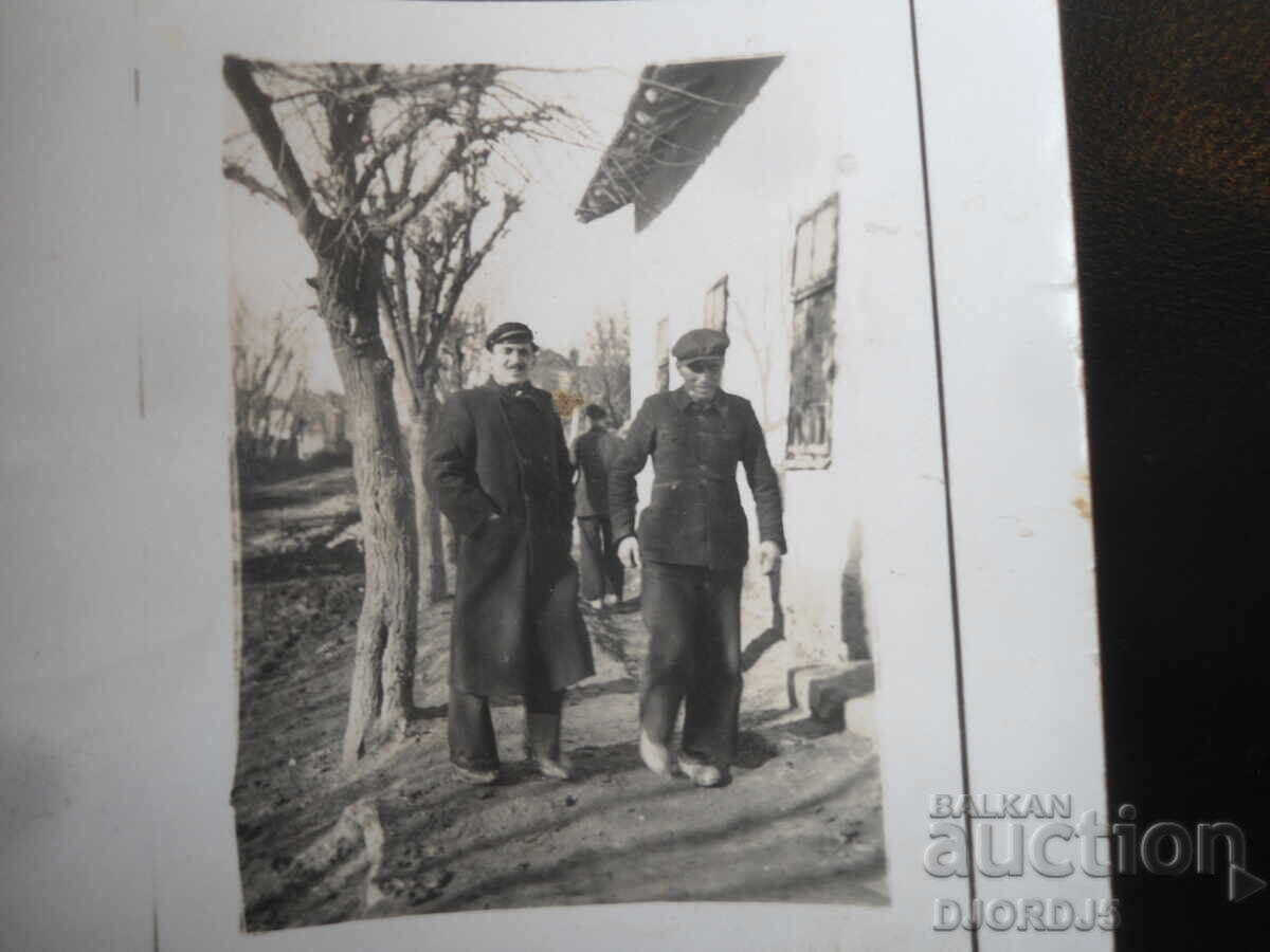 Παλιά φωτογραφία, Μετά από επίσκεψη στον συμπολεμιστή