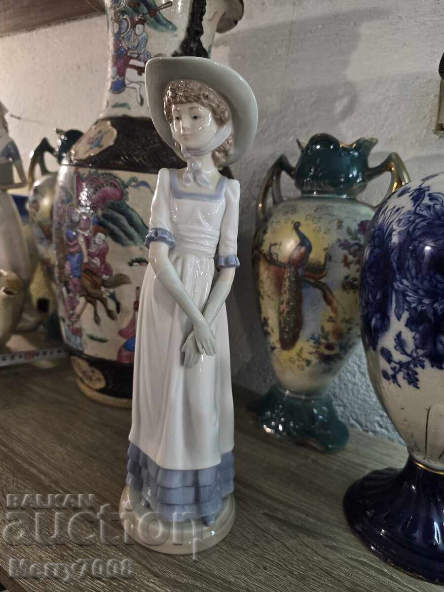 Συλλεκτική πορσελάνινη κούκλα, έργο της μάρκας NAO!