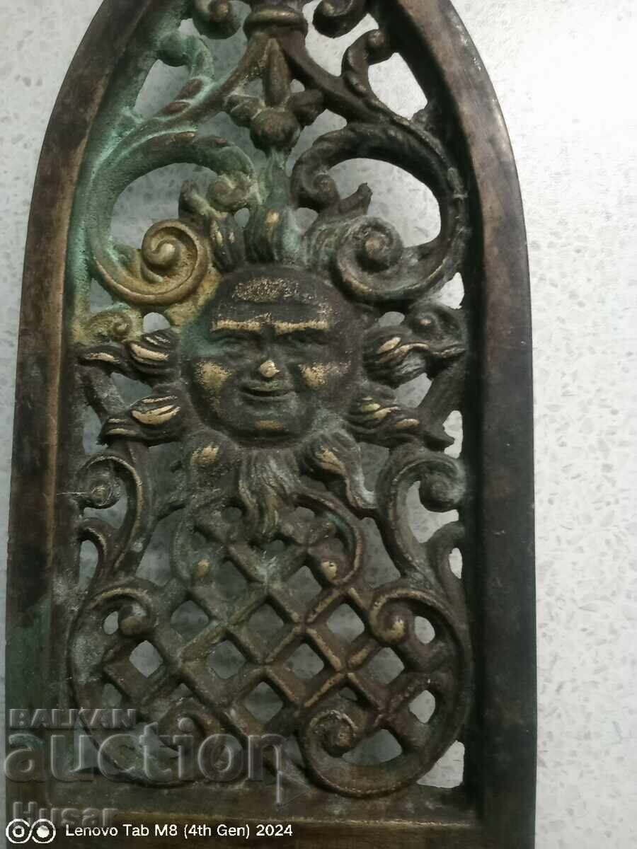 Veche suport de fier de călcat, soare, panou, bronz cu preț € 49.99 | 97.77 BGN