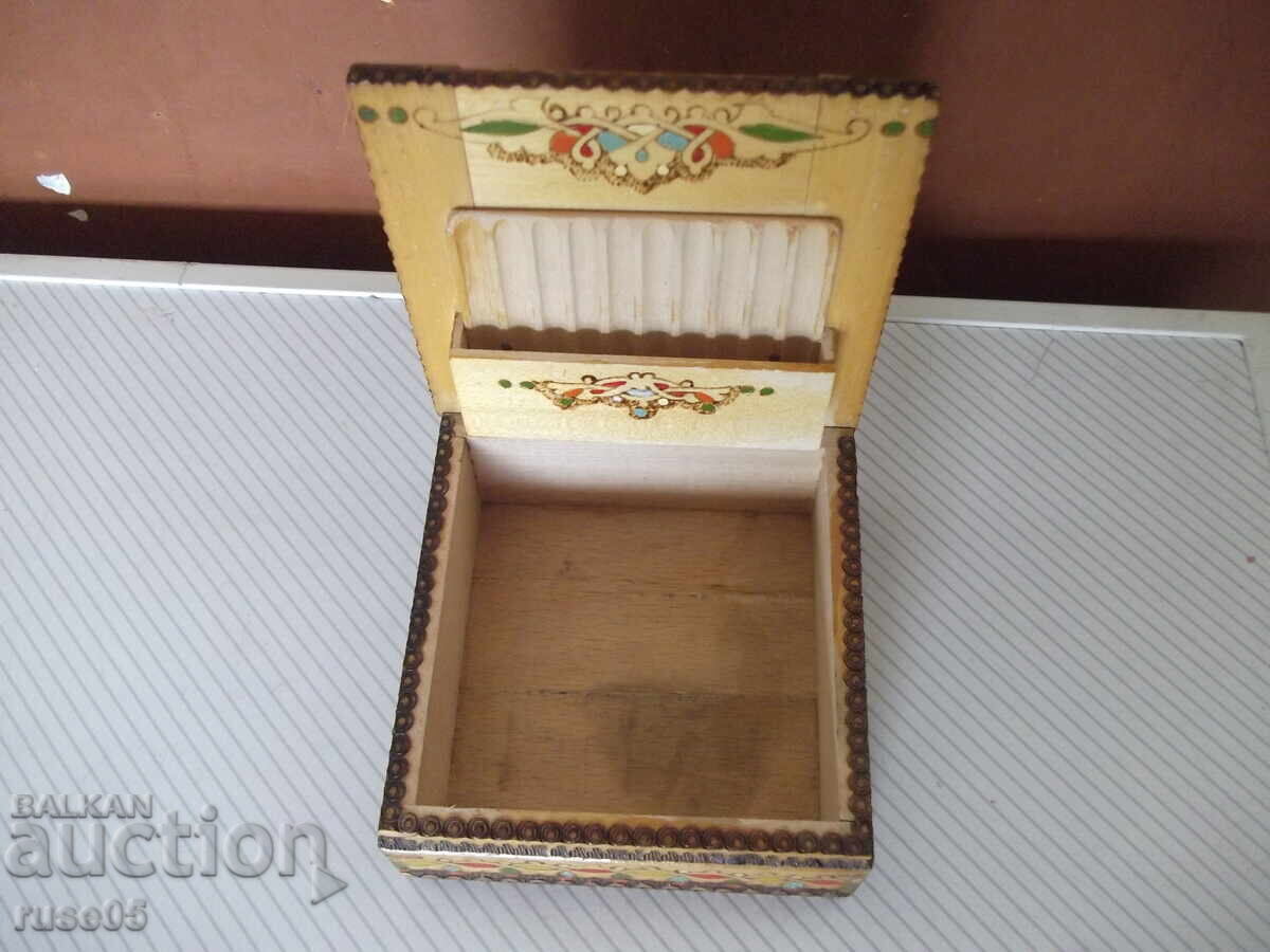 Cutie din lemn pentru țigări pirografiată cu preț € 7.67 | 15.00 BGN