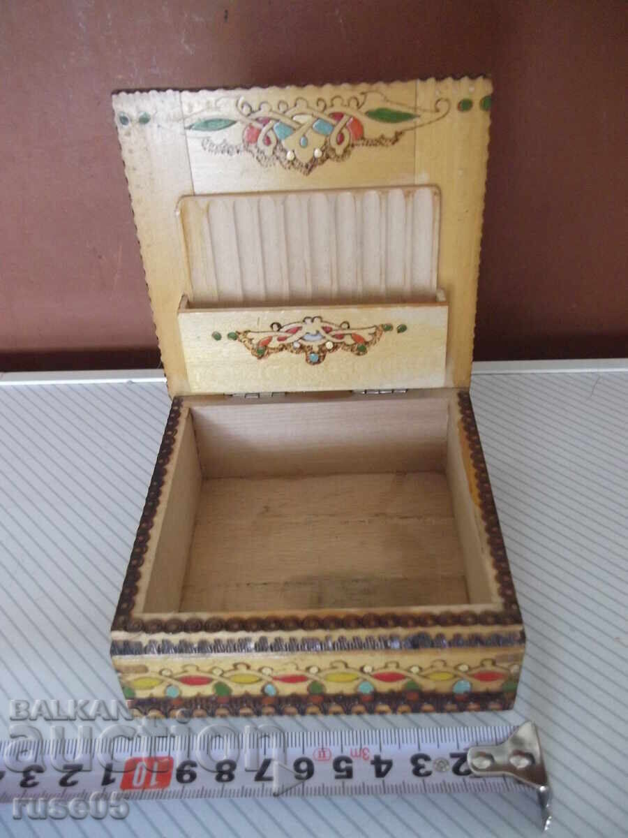 Cutie din lemn pentru țigări pirografiată