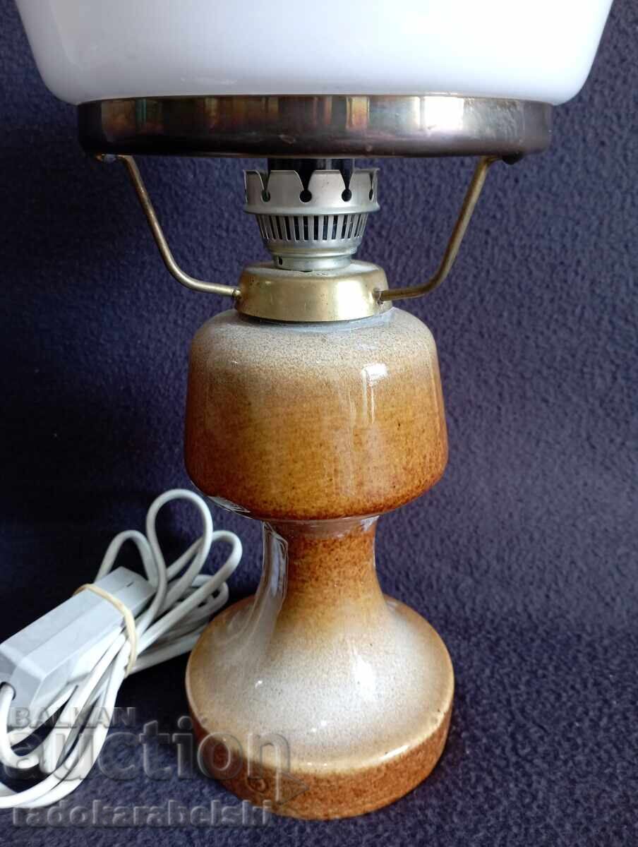 Licitație Set de două lămpi din porțelan cu abajururi din sticlă albă