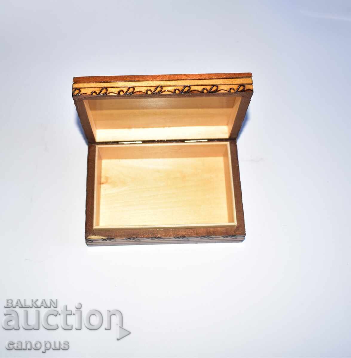 Livrarea Cutie veche din lemn - Pirogravată - foarte bine păstrată Livrarea Cutie veche din lemn - Pirogravată - foarte bine păstrată