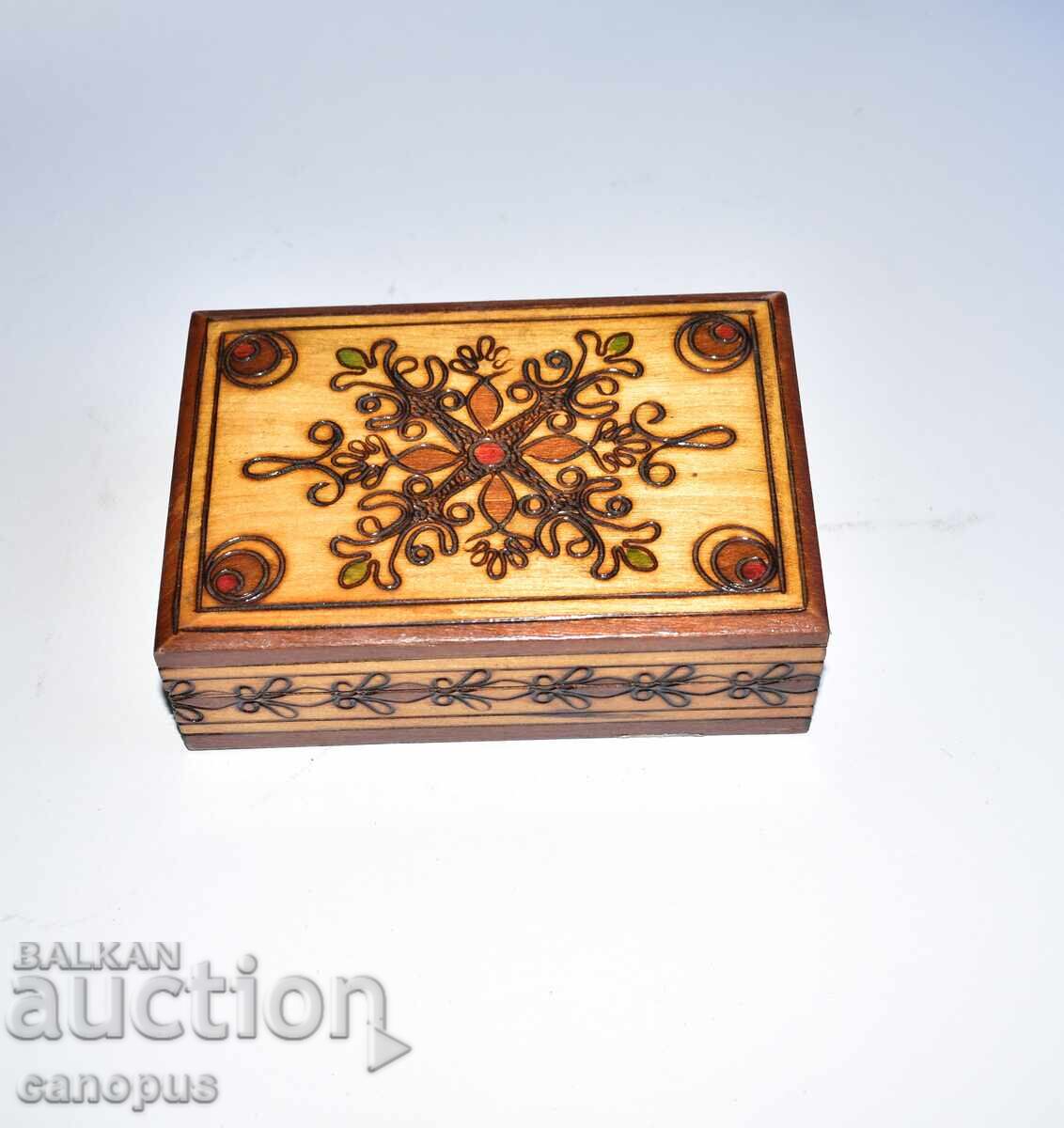 Cutie veche din lemn - Pirogravată - foarte bine păstrată Cutie veche din lemn - Pirogravată - foarte bine păstrată