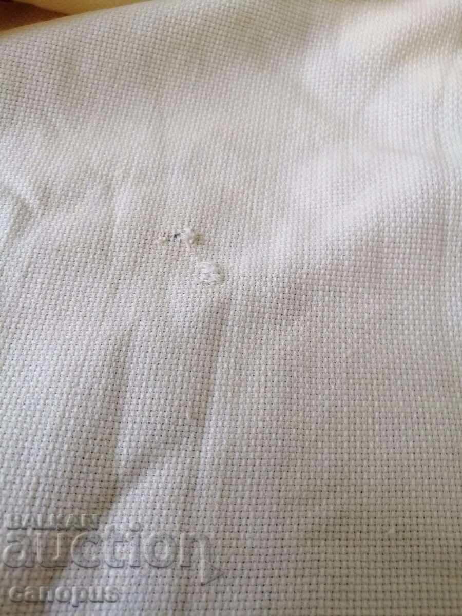 Platou vechi cu broderie manuală - textil cu preț € 29.00 | 56.72 BGN