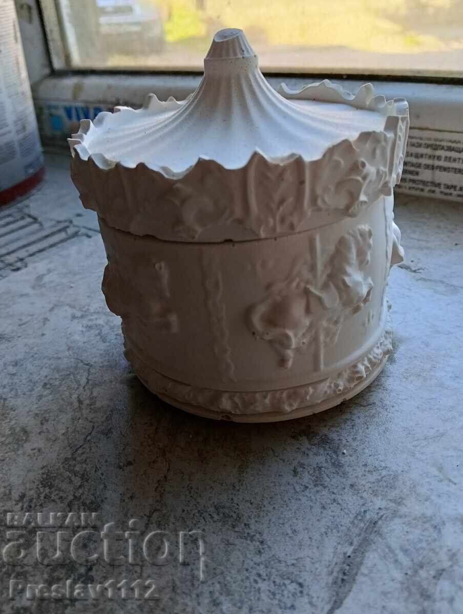 Recipient din ghips cu ornamente Recipient din ghips cu ornamente