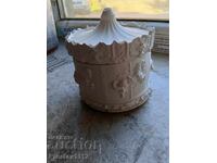 Recipient din ghips cu ornamente