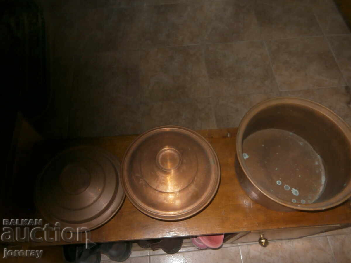 Delivery of 3 clean copper pots
