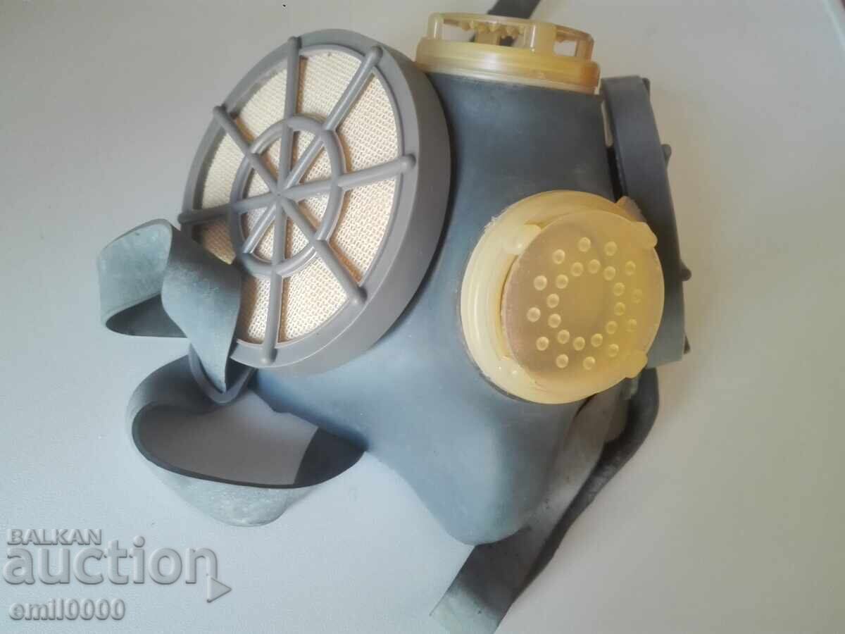 Стара респираторна маска. с цена € 5.99 | 11.72 лв.