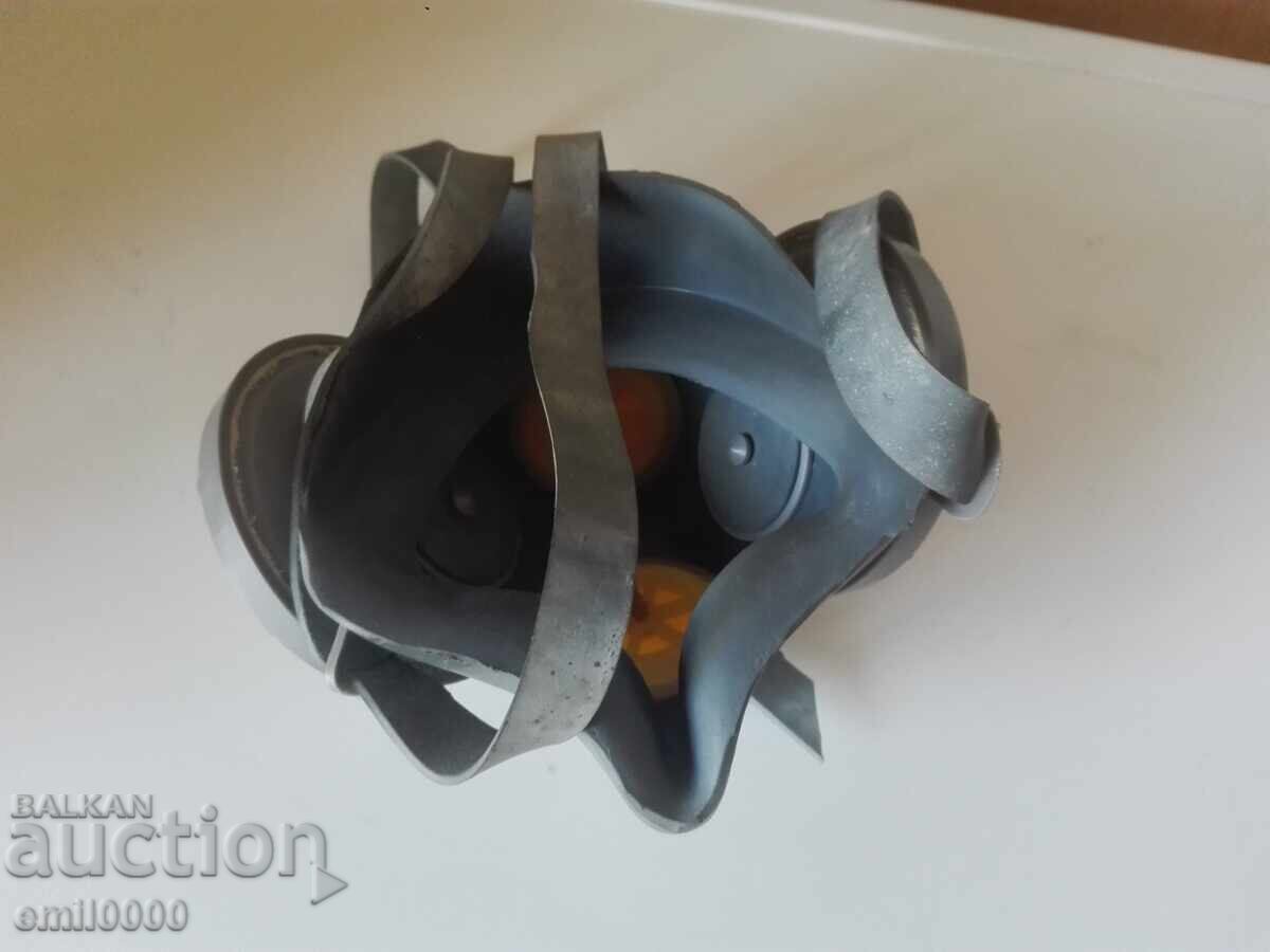 Доставка на Стара респираторна маска.