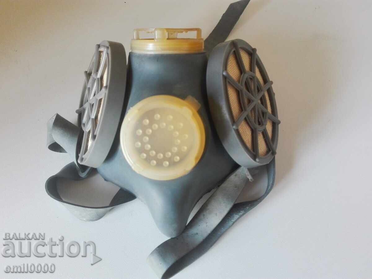 Стара респираторна маска.