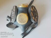 Стара респираторна маска.