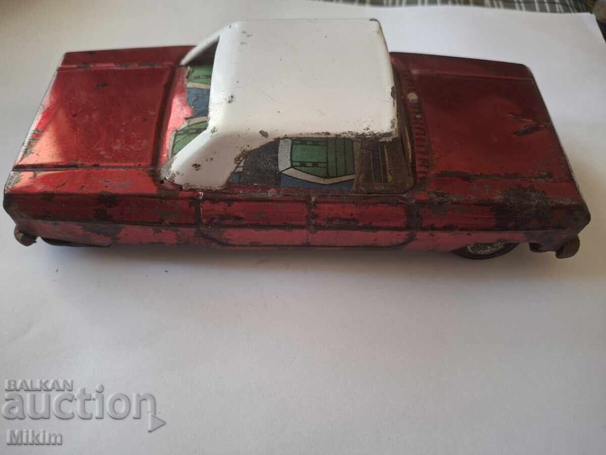 Mașinuță rară din tablă din perioada socialistă, anii '60 3