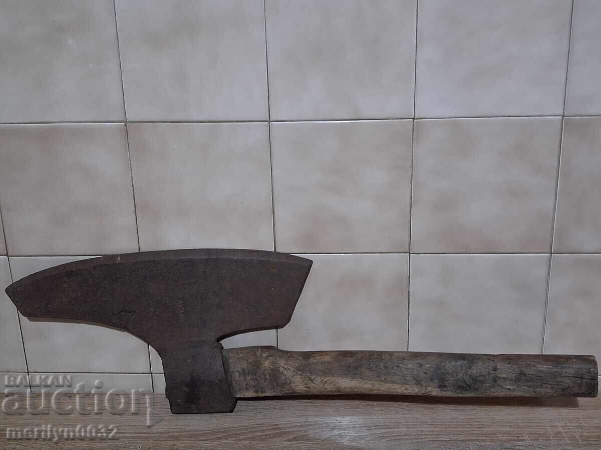 Livrarea Topor vechi forjat manual cu ștampilă, topor din fier forjat