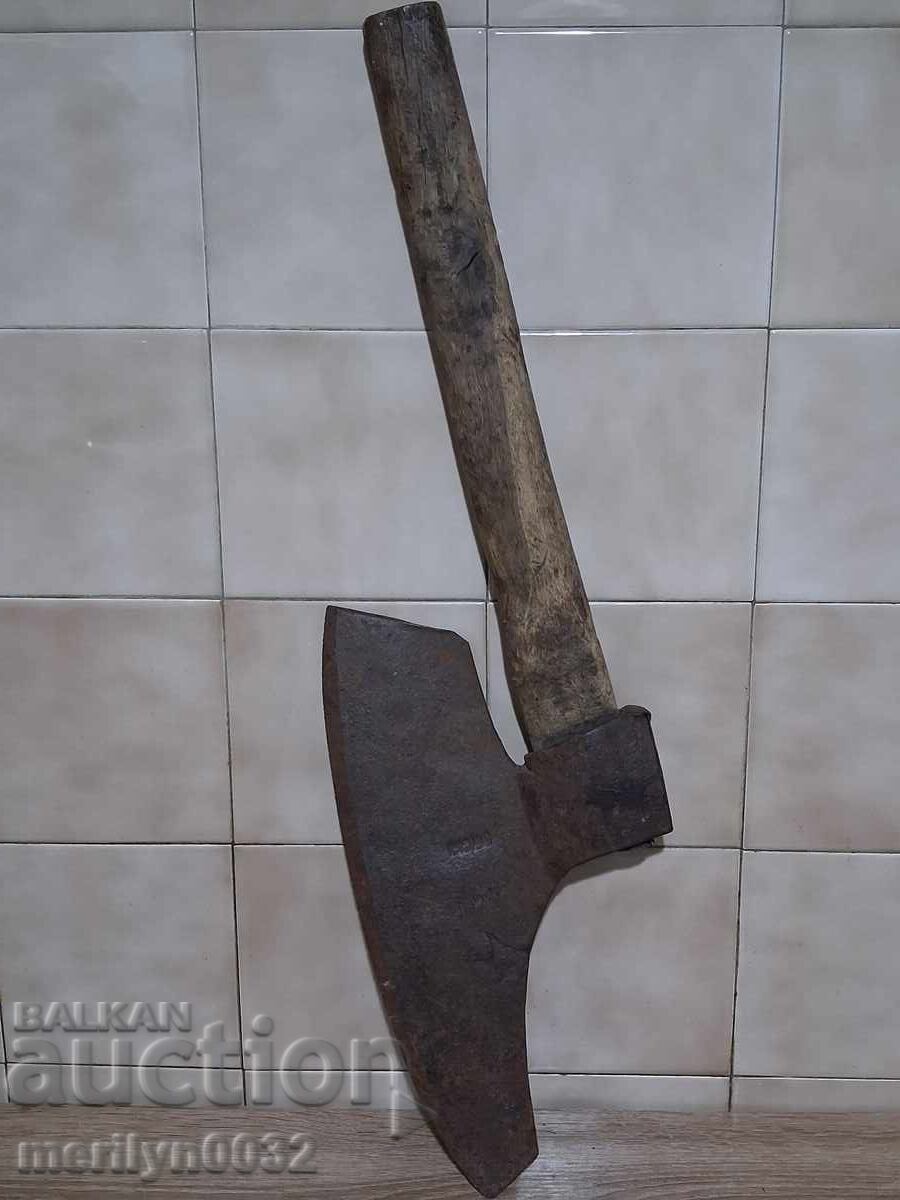 Topor vechi forjat manual cu ștampilă, topor din fier forjat