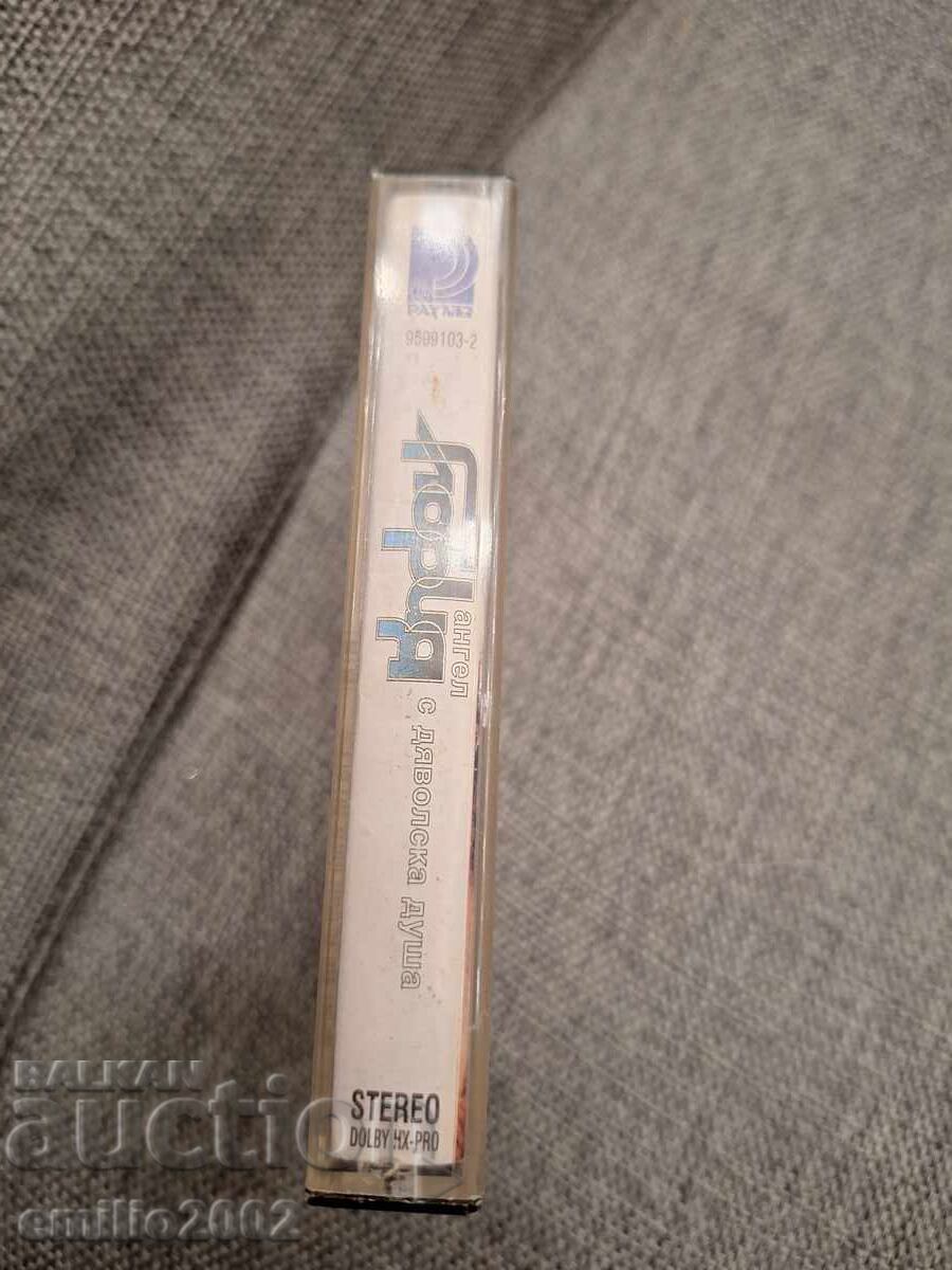 Casetă audio - Gloria cu preț € 1.49 | 2.91 BGN