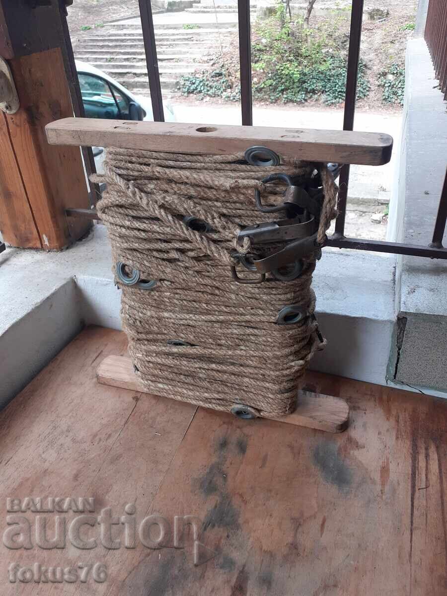 Παλιό στρατιωτικό σχοινί από κάνναβη για σκαπανείς με κρίκους και καραμπίνερ με τιμή € 35.00 | 68.45 BGN