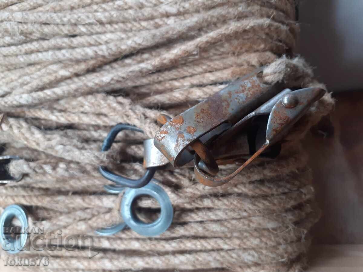 Παράδοση Παλιό στρατιωτικό σχοινί από κάνναβη για σκαπανείς με κρίκους και καραμπίνερ