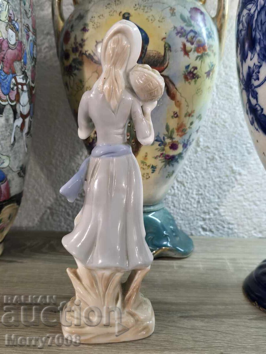Figurină de colecție din porțelan !!! cu preț € 15.00 | 29.34 BGN