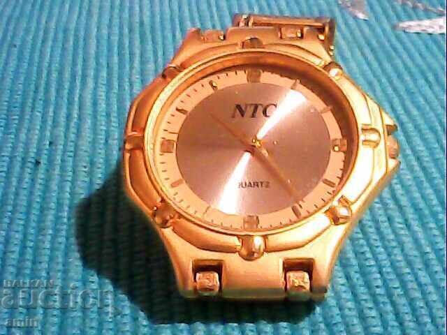 BEAUTIFUL GOLD-PLATED WATCH WORKS PERFECTLY