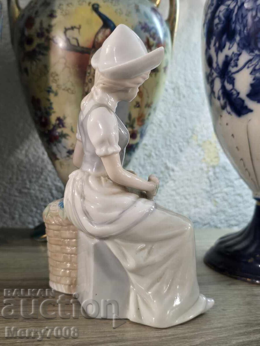 Figurină fină din porțelan !!! cu preț € 15.00 | 29.34 BGN