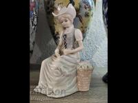 Κομψή πορσελάνινη φιγούρα !!!