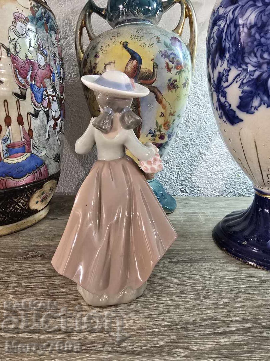 Prestigioasa serie NAO, produsă de Lladro în Spania! cu preț € 35.00 | 68.45 BGN