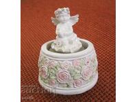 Figurină de înger într-o cutie muzicală