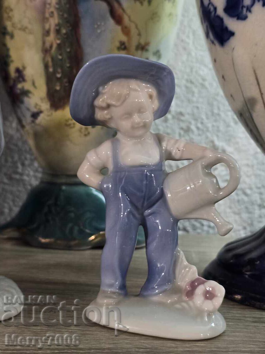 Livrarea Set fermecător de trei figurine din porțelan!