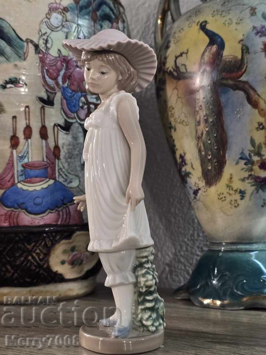 Πορσελάνινη φιγούρα, μέρος της συλλογής NAO! με τιμή € 35.00 | 68.45 BGN