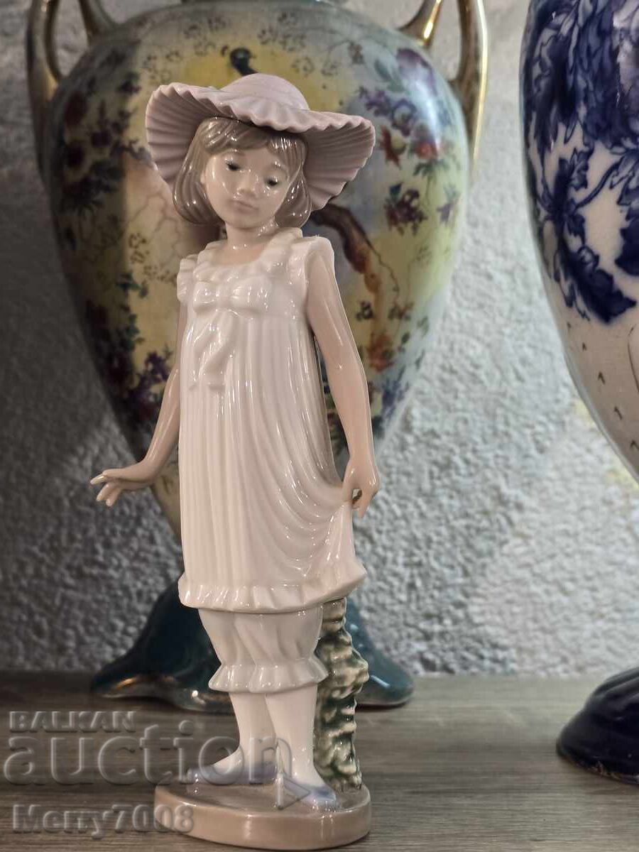 Πορσελάνινη φιγούρα, μέρος της συλλογής NAO!