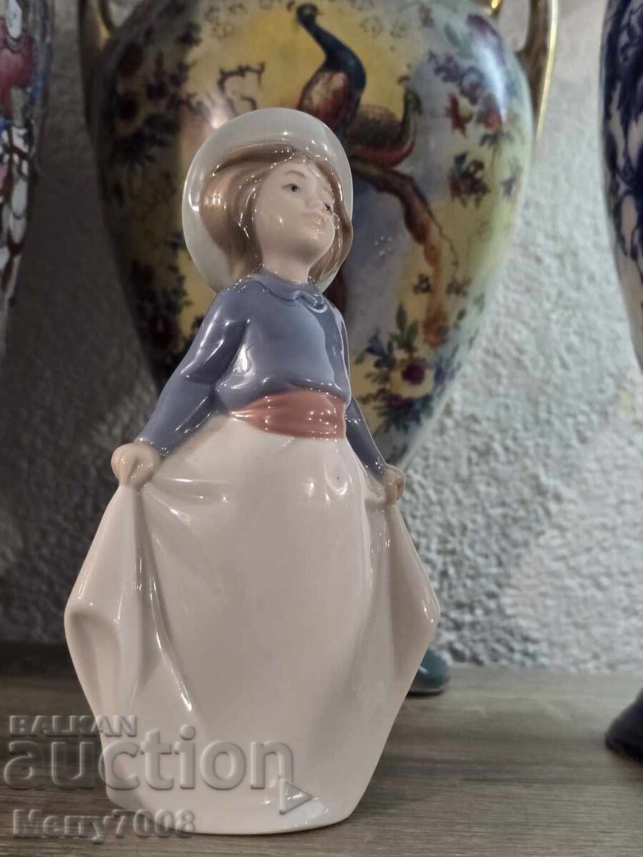 Livrarea NAO, lucrată manual în Spania de Lladró în 1997