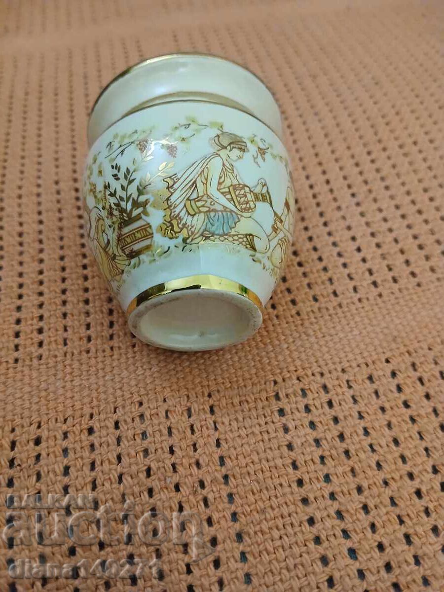 Порцеланово малко бурканче с балсам за устни с цена € 3.00 | 5.87 лв.