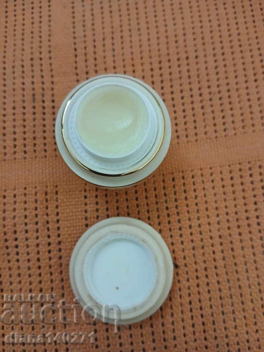 Доставка на Порцеланово малко бурканче с балсам за устни