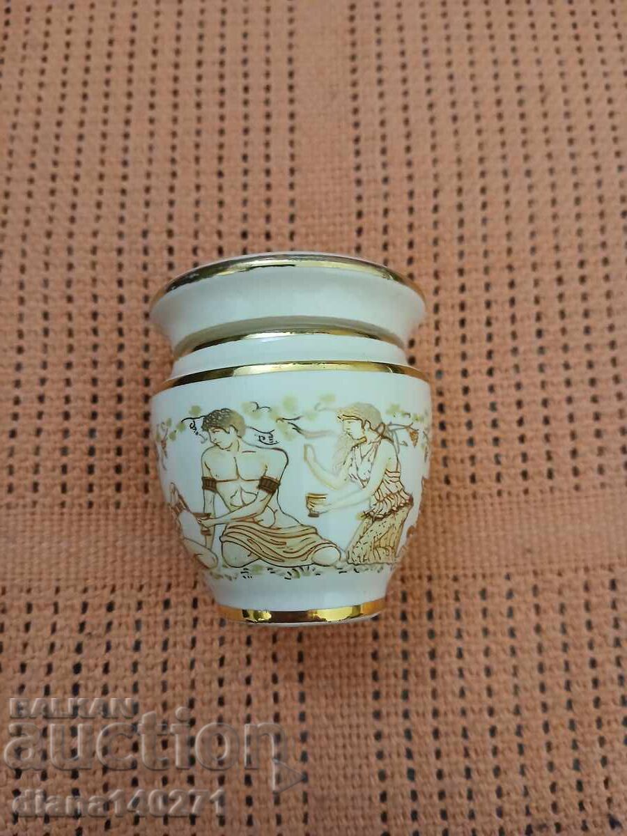 Порцеланово малко бурканче с балсам за устни