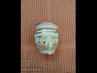 Borcănel mic din porțelan cu balsam de buze