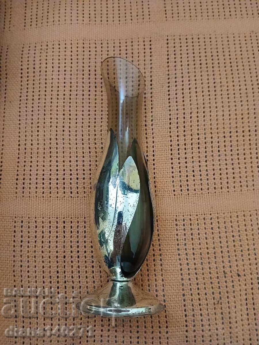 Красива стъклена вазичка със посребрен обков около 18 см с цена € 5.00 | 9.78 лв.