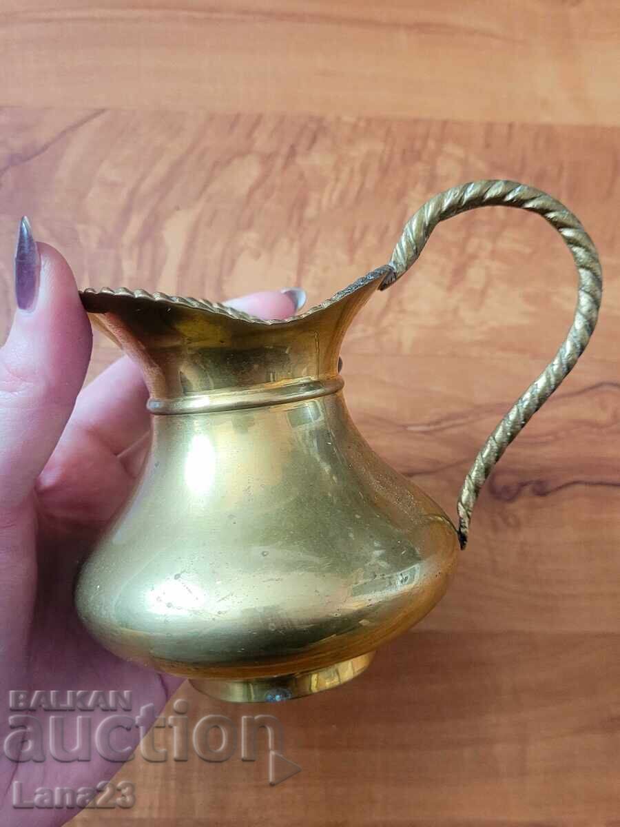 Доставка на Винтидж месингова кана