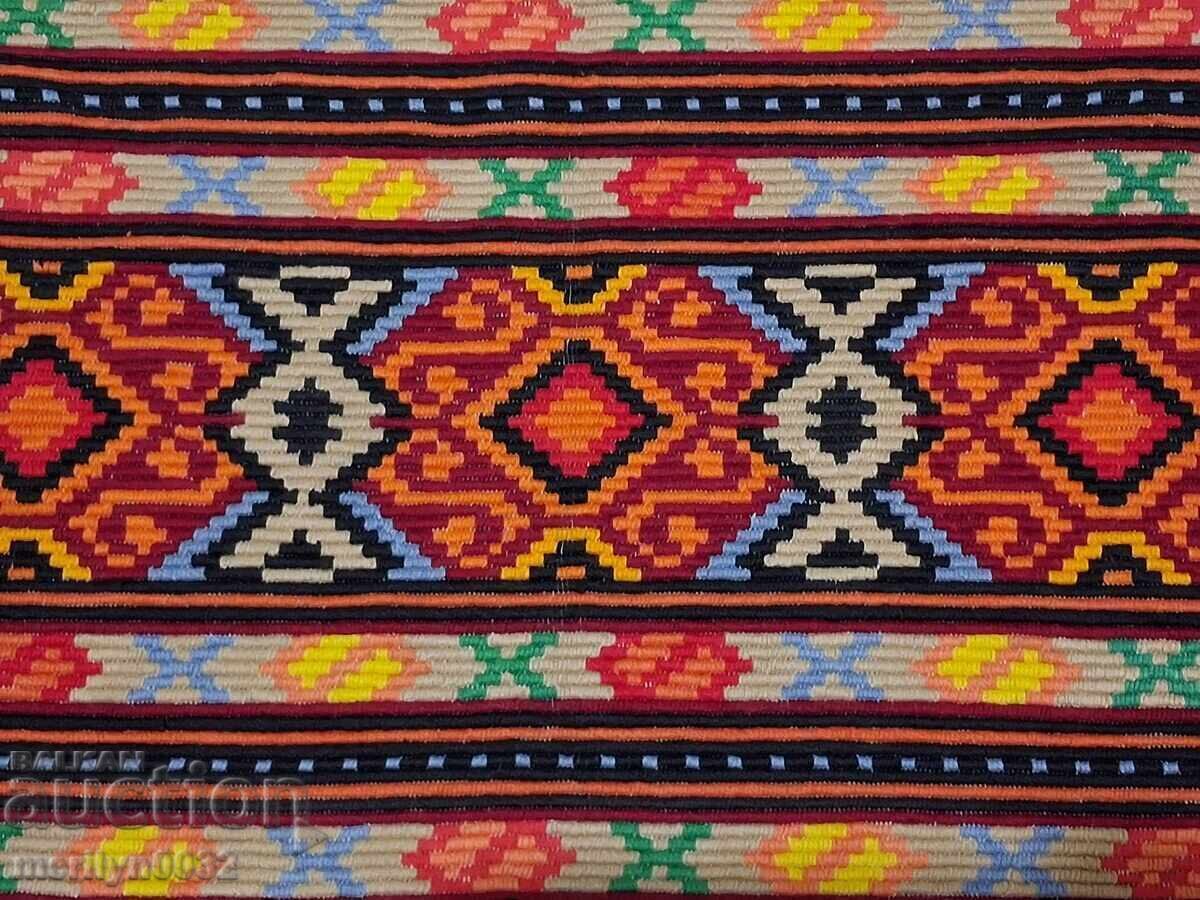 Бродерия за калъфка на възглавница от чеиз шарения носия с цена € 28.90 | 56.52 лв.