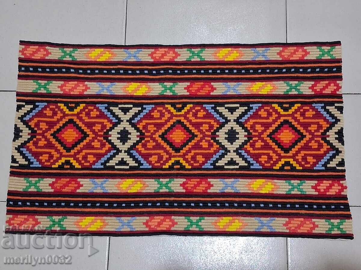 Бродерия за калъфка на възглавница от чеиз шарения носия