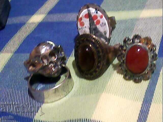 Lot de inele placate cu aur și altele cu preț € 10.00 | 19.56 BGN Lot de inele placate cu aur și altele cu preț € 10.00 | 19.56 BGN