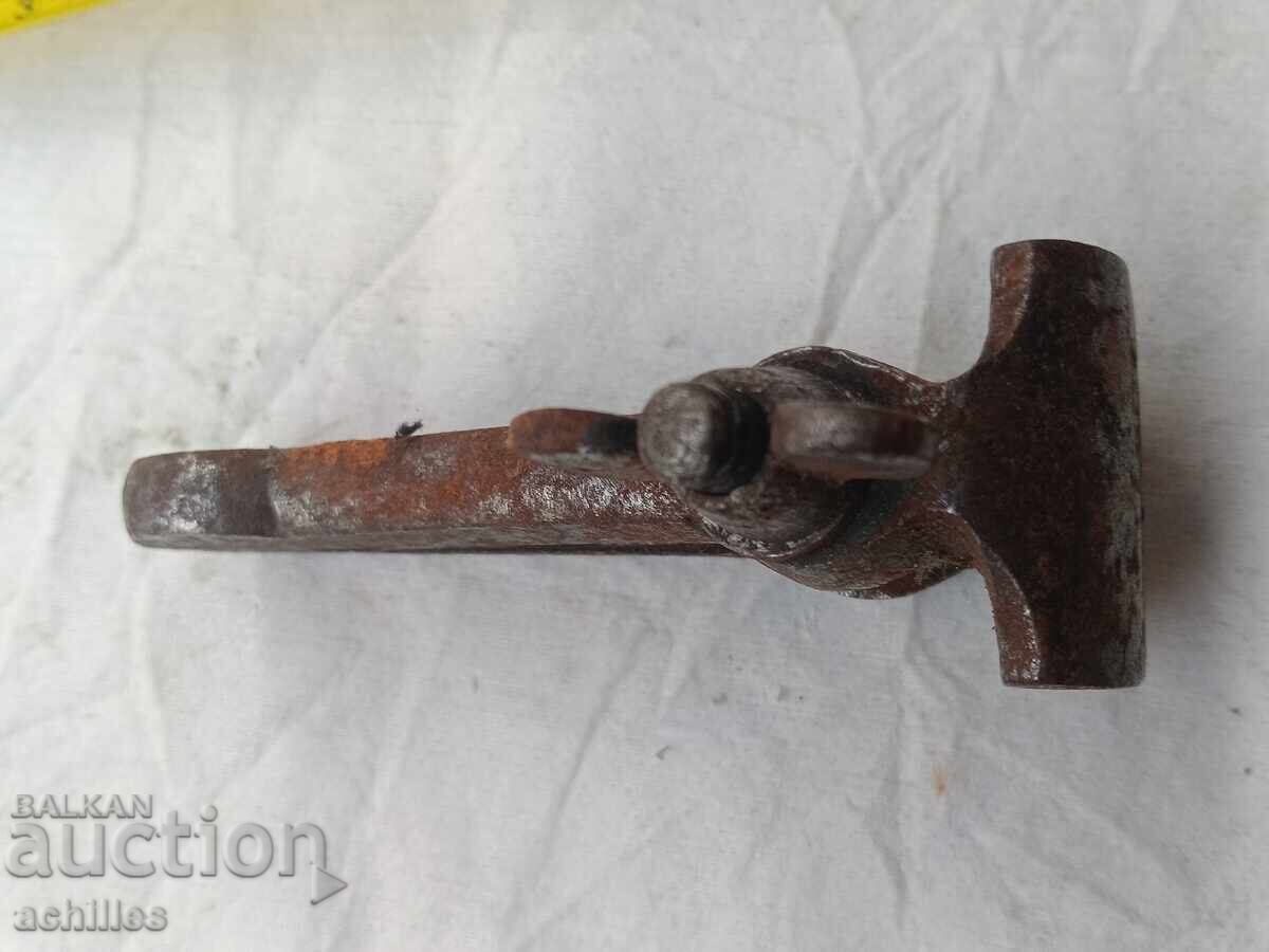 Ένα παλιό όργανο με τιμή € 10.00 | 19.56 BGN