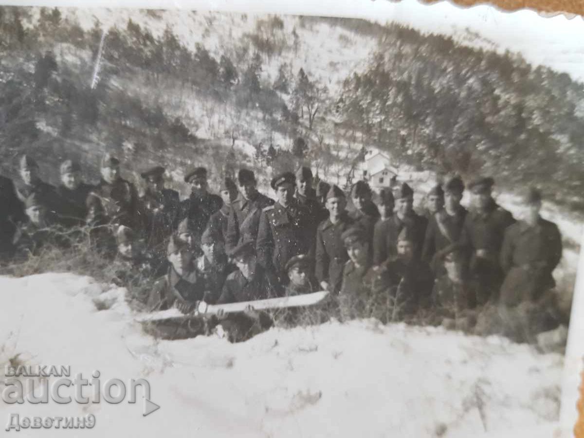 Δημοπρασία Ομάδα στρατιωτών σε χιονισμένο τοπίο