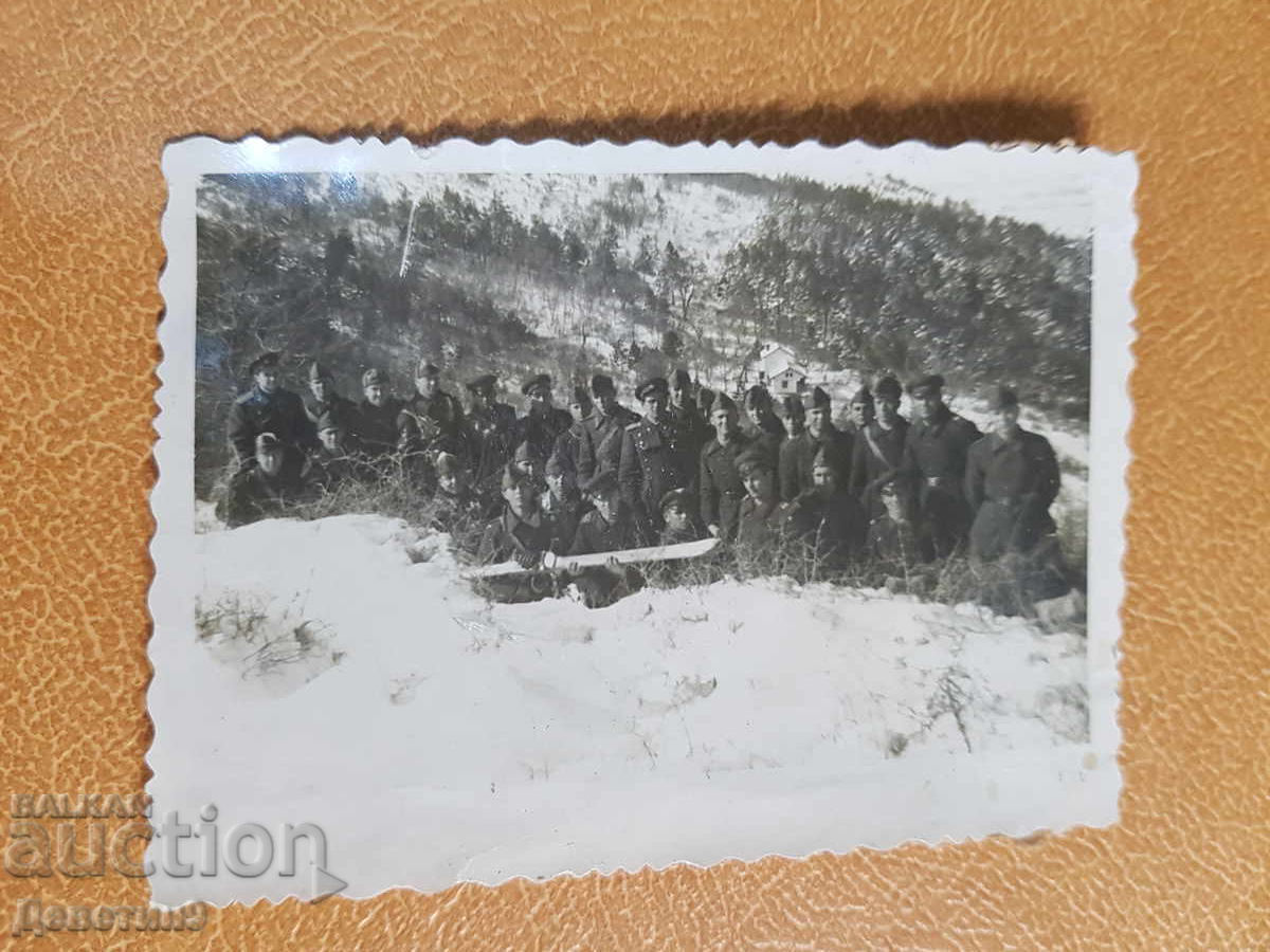 Ομάδα στρατιωτών σε χιονισμένο τοπίο